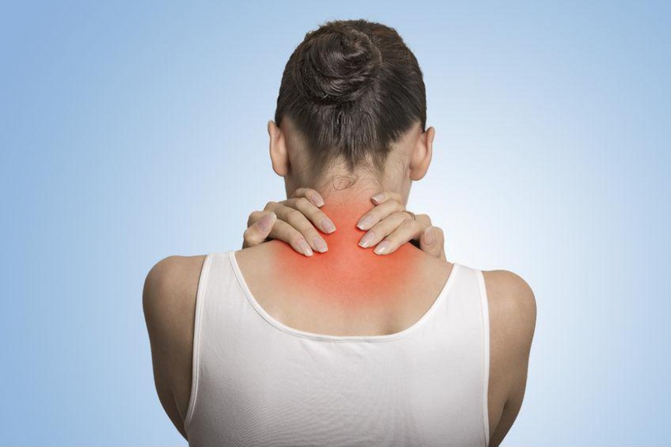 Đau vai gáy gây ảnh hưởng đến sinh hoạt, công việc của người bênh